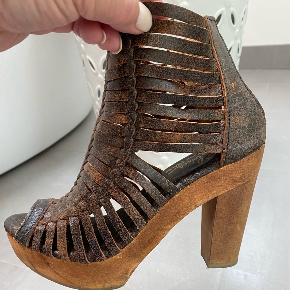 Leather high heels/bootie style